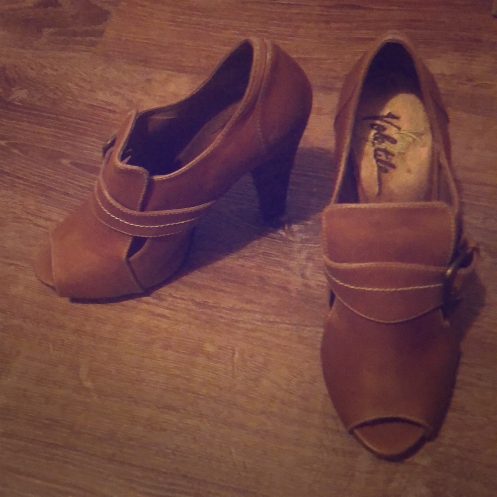 Very Volatile- LaBrea, Size 9, Whiskey